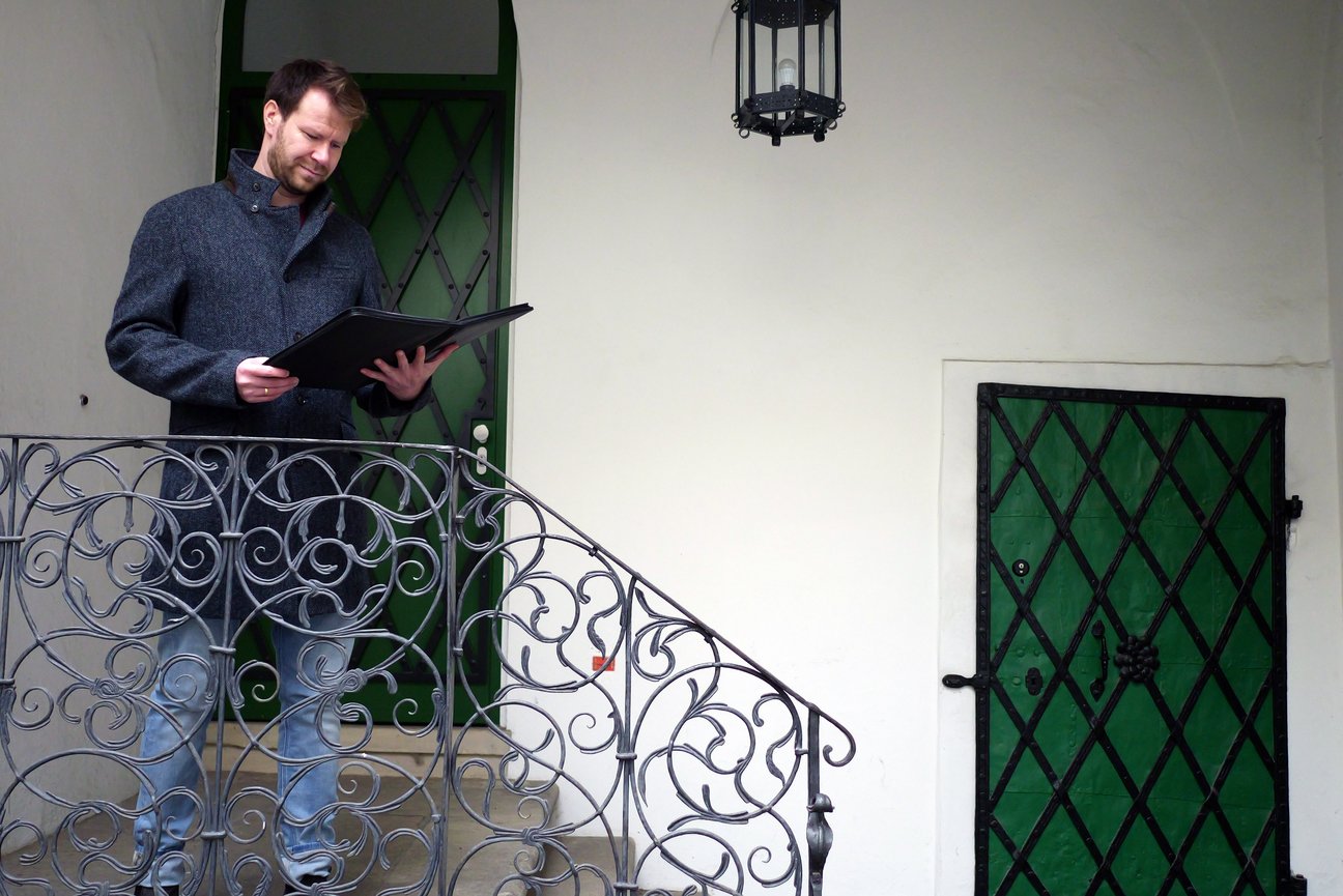 Immobilien Sachverständiger Robert Jany Immobilien Sachverständiger Robert Jany bei der Arbeit vor einer Immobilie in Görlitz