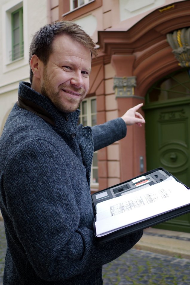 Sachverständiger Robert Jany besichtigt Immobilie Der Sachverständiger für Immobilen aus Görlitz Robert Jany bei der Besichtigung einer Immobilie