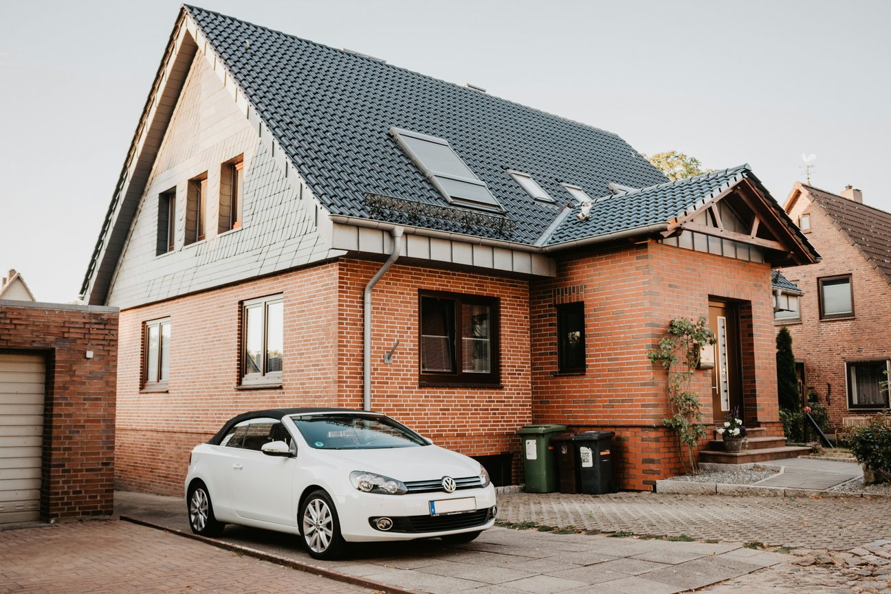 Haus mit Auto Immobilie Beispiel eines schönen Hauses mit Garage und Auto, wie es vom Sachverständiger Robert Jany geprüft werden kann