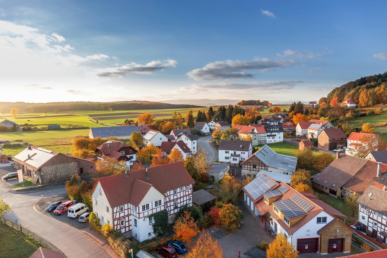 Luftansicht einer kleinen Stadt Luftansicht einer kleinen Stadt mit vielen schönen Häusern